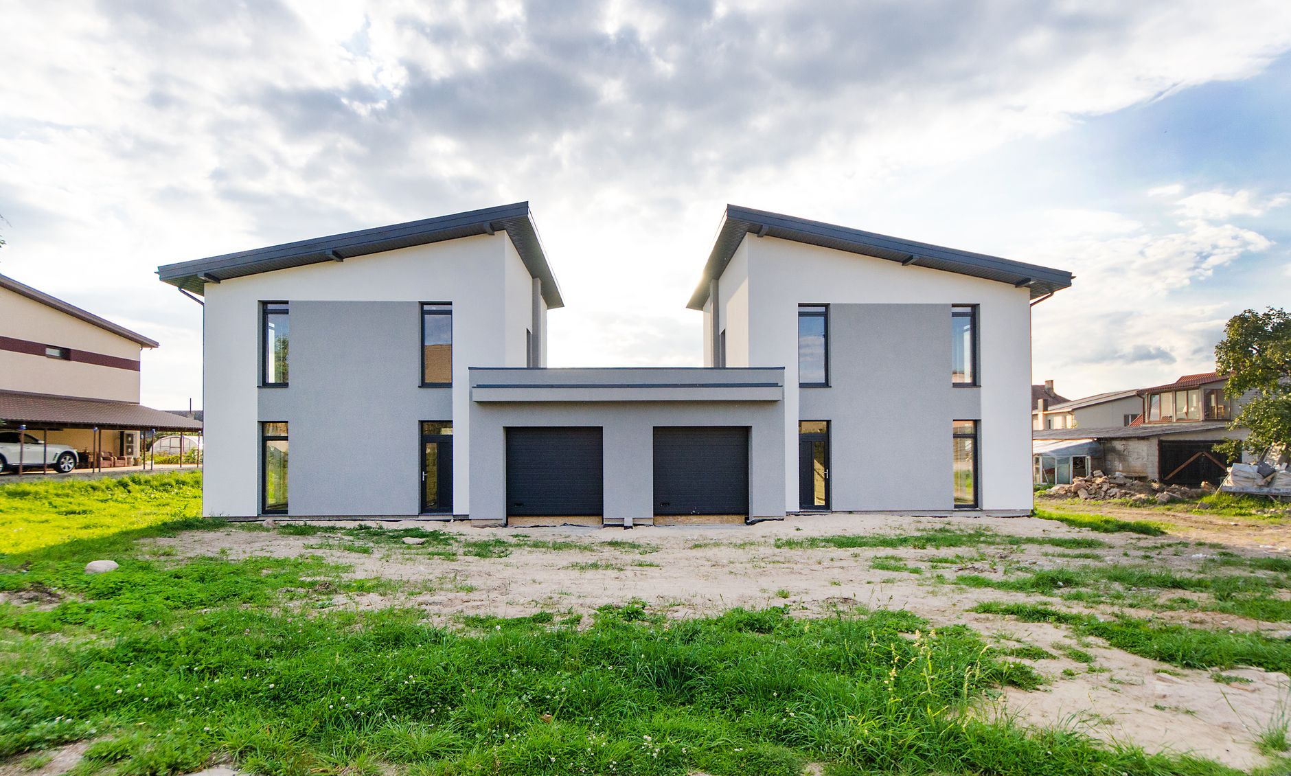 Ilustracja artykułu: Ile kosztuje inwestor zastępczy przy budowie domu 100–120 m² pod Warszawą? Konkrety: stawki, zakres i co wchodzi w opłatę miesięczną