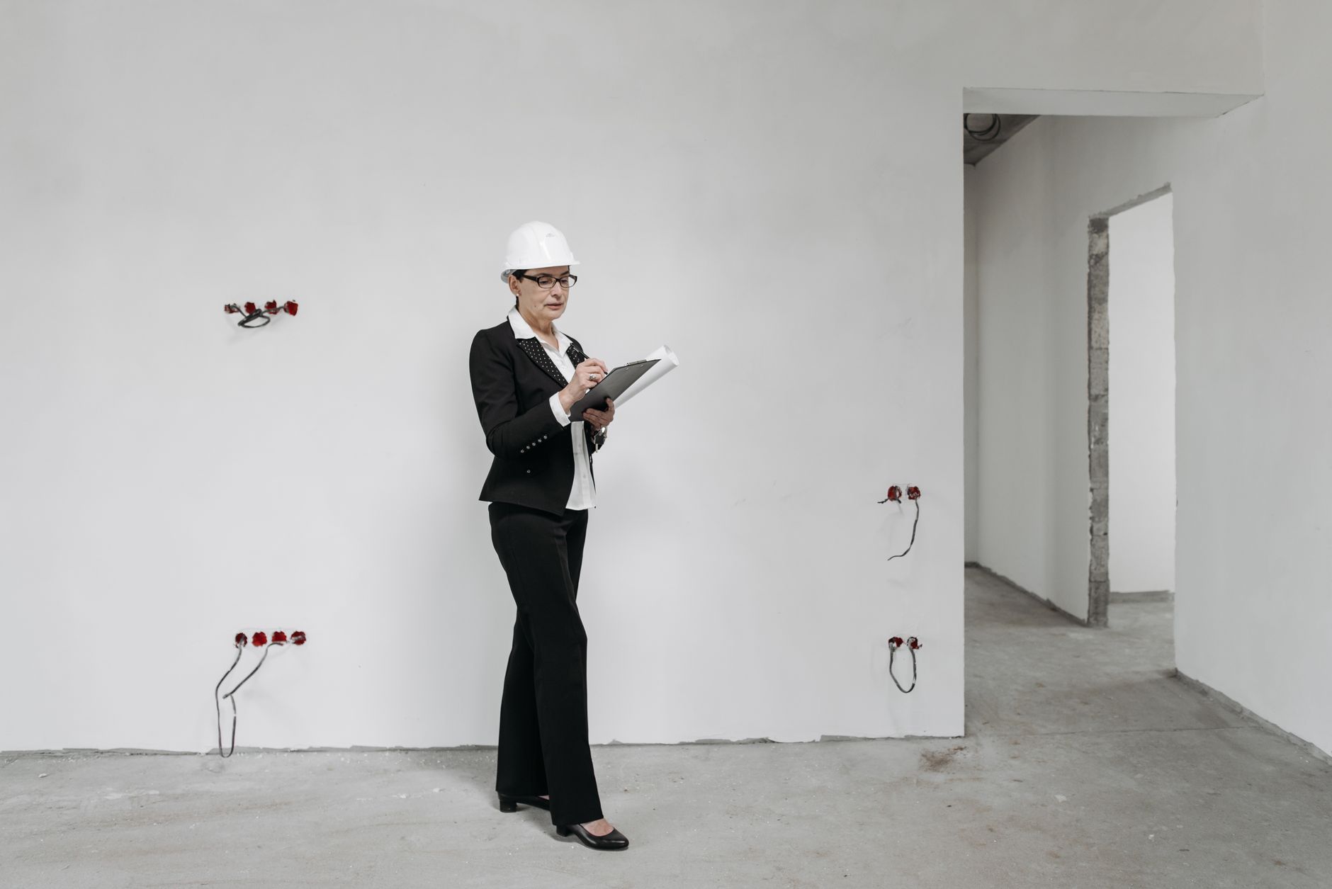 Ilustracja artykułu: Jak wybrać i skontrolować wykonawcę instalacji inteligentnego domu (KNX) w willi premium: checklist dla inwestora zdalnego