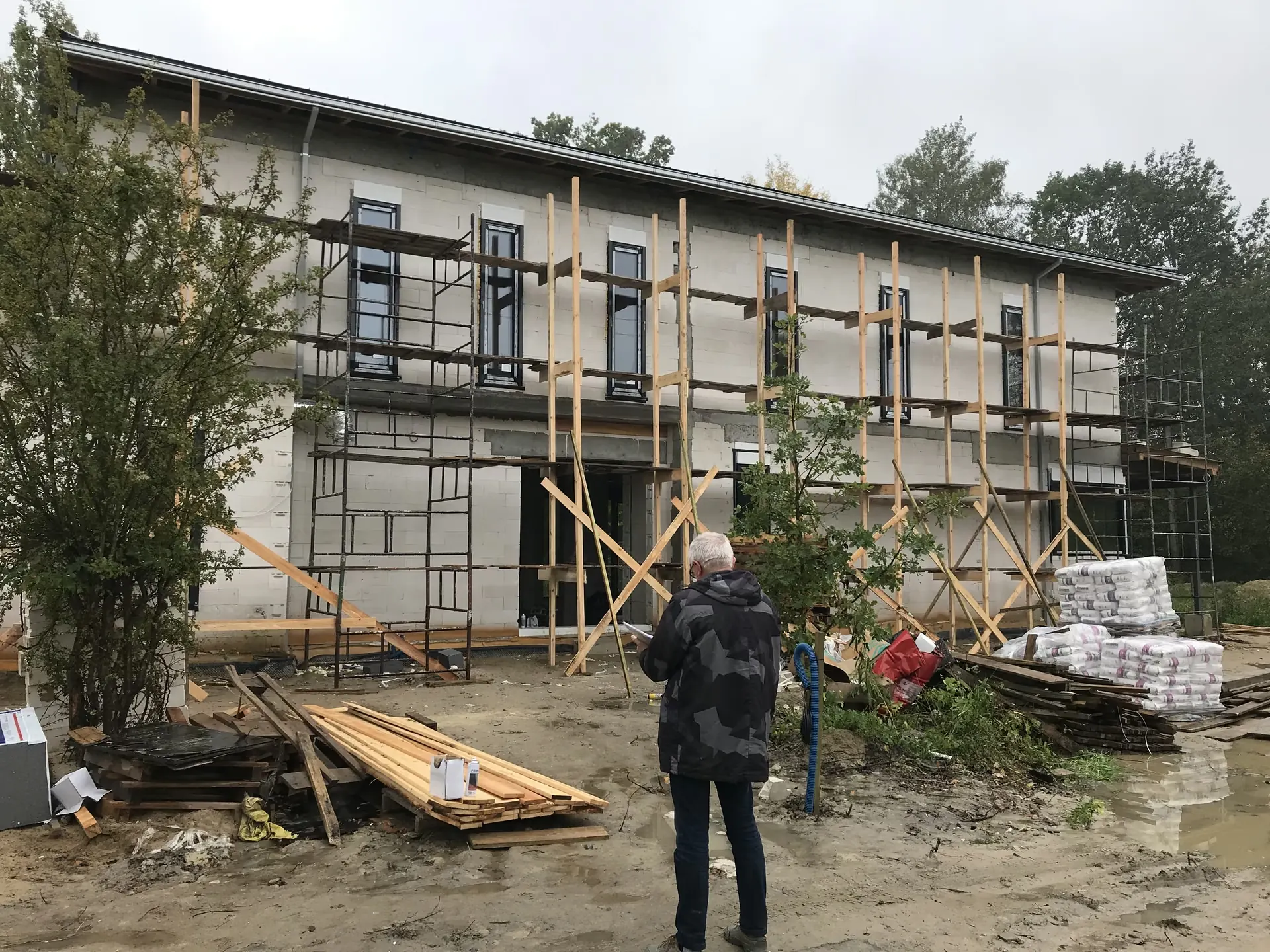 Wnętrze nowoczesnego domu jednorodzinnego — kontekst dla systemów smart home